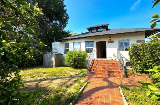 Attached House-like Apartment with Yard, $4 Parking in Los Feliz Village