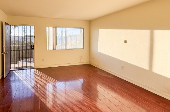 Prime Los Feliz Location – Top-Level Unit w/Balcony, Parking