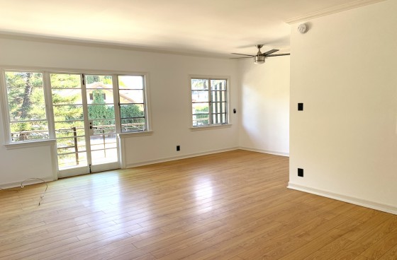 Charming and Pristine! Bright Studio with Balcony, Parking