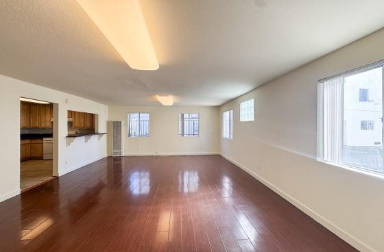 Live in the heart of Los Feliz! Freestanding Apartment w/Parkings & Appliances