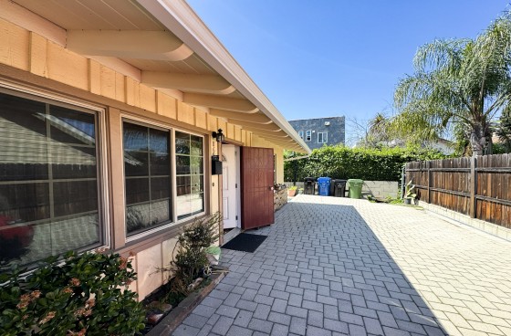 Tranquil Two-Bedroom Duplex with Shared Patio, Storage in Historic Angelino Heights/Echo Park