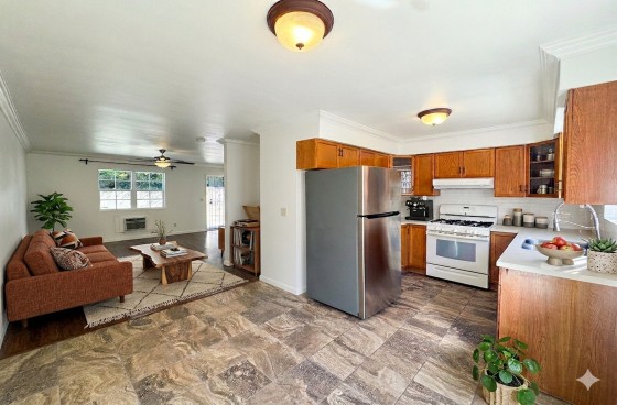 Spacious Split Level Apartment with Parking